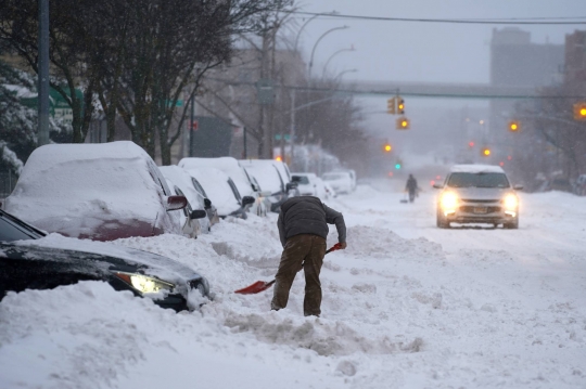 Jelang Natal, Badai Es Melanda New York