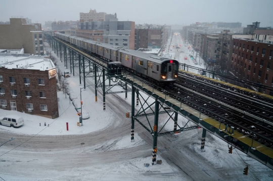 Jelang Natal, Badai Es Melanda New York