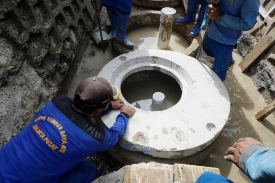 Memantau Pembuatan Sumur Resapan untuk Tanggulangi Banjir