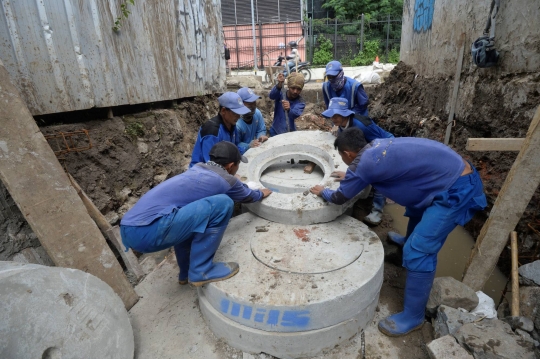 Memantau Pembuatan Sumur Resapan untuk Tanggulangi Banjir