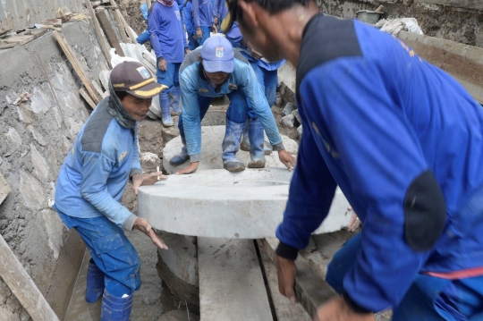 Memantau Pembuatan Sumur Resapan untuk Tanggulangi Banjir