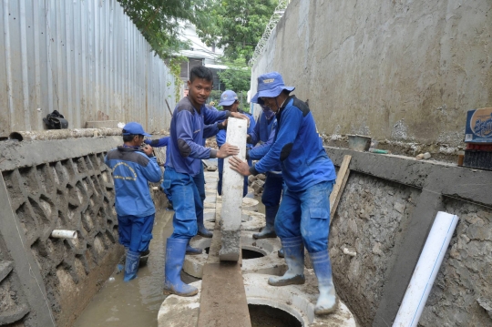 Memantau Pembuatan Sumur Resapan untuk Tanggulangi Banjir