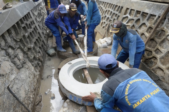Memantau Pembuatan Sumur Resapan untuk Tanggulangi Banjir