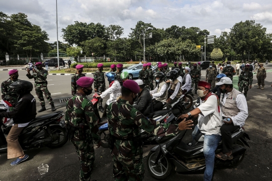 Pasukan TNI Halau Aksi 1812 di Istana