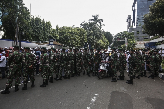 Pasukan TNI Halau Aksi 1812 di Istana