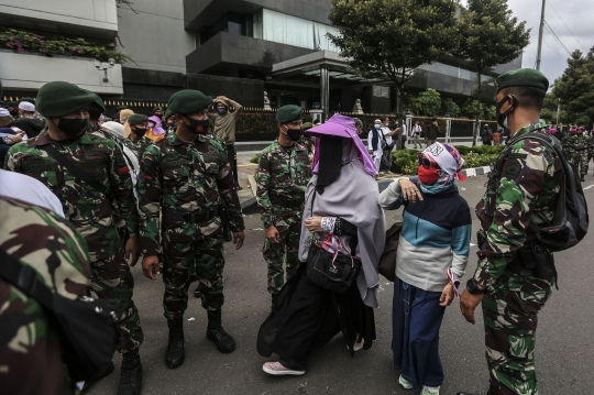 Pasukan TNI Halau Aksi 1812 di Istana