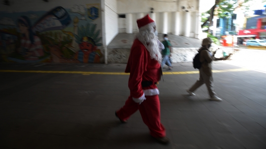 Aksi Santa Claus Berbagi Kopi Gratis di Jalanan