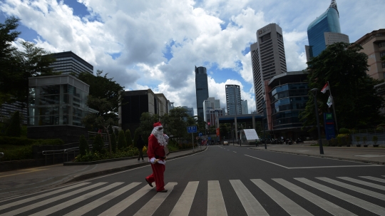 Aksi Santa Claus Berbagi Kopi Gratis di Jalanan