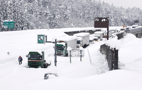Salju Lebat Lumpuhkan Lalu Lintas di Jepang