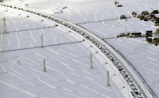 Salju Lebat Lumpuhkan Lalu Lintas di Jepang