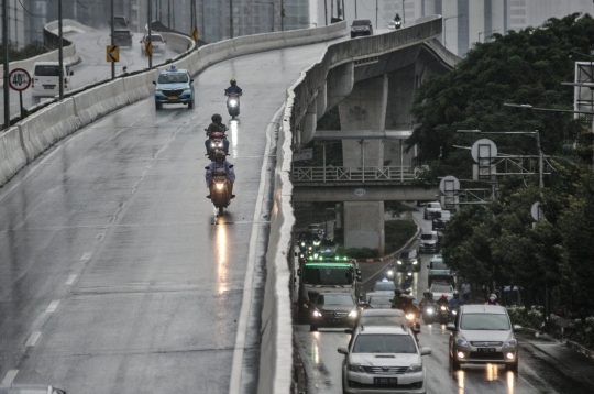 Aksi Nekat Pengendara Sepeda Motor Terobos JLNT Casablanca di Tengah Hujan