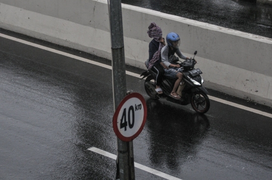 Aksi Nekat Pengendara Sepeda Motor Terobos JLNT Casablanca di Tengah Hujan