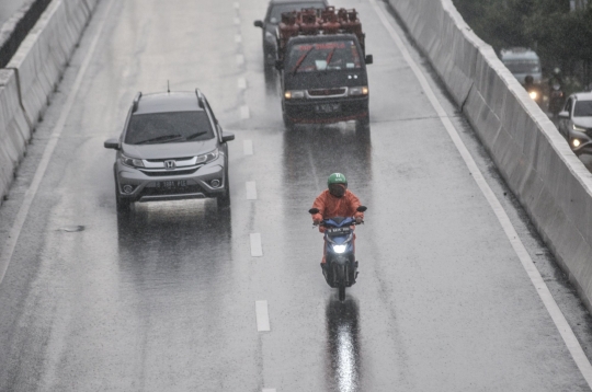 Aksi Nekat Pengendara Sepeda Motor Terobos JLNT Casablanca di Tengah Hujan