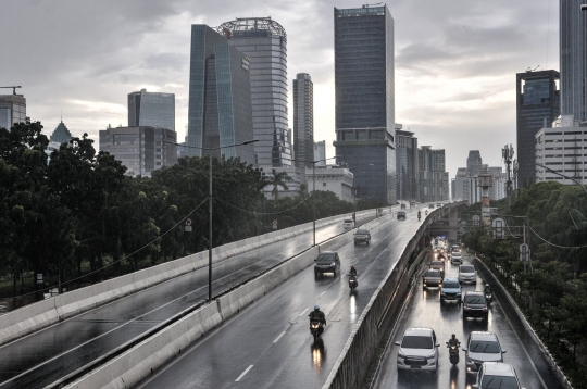 Aksi Nekat Pengendara Sepeda Motor Terobos JLNT Casablanca di Tengah Hujan