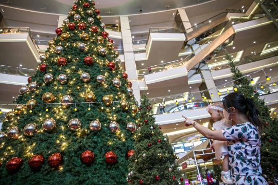 Sejumlah Mall Tampil Mewah dengan Pohon Natal