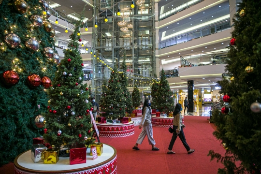 Sejumlah Mall Tampil Mewah dengan Pohon Natal