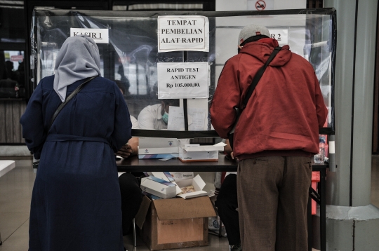 Tes Rapid Antigen di Stasiun Pasar Senen