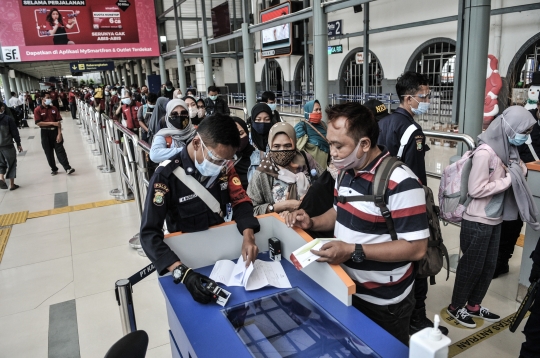 Tes Rapid Antigen di Stasiun Pasar Senen