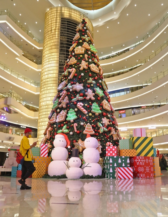 Keren, Ada Dekorasi Pohon Natal Setinggi 18 Meter di Dalam Mal