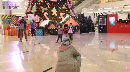 Keren, Ada Dekorasi Pohon Natal Setinggi 18 Meter di Dalam Mal