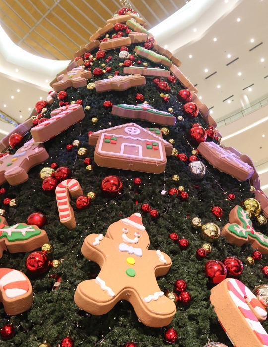 Keren, Ada Dekorasi Pohon Natal Setinggi 18 Meter di Dalam Mal