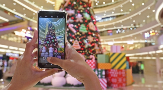 Keren, Ada Dekorasi Pohon Natal Setinggi 18 Meter di Dalam Mal