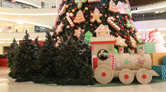 Keren, Ada Dekorasi Pohon Natal Setinggi 18 Meter di Dalam Mal