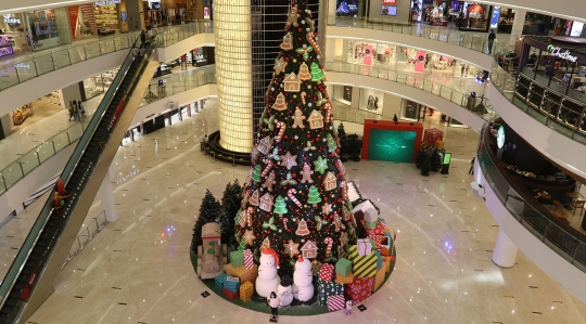 Keren, Ada Dekorasi Pohon Natal Setinggi 18 Meter di Dalam Mal