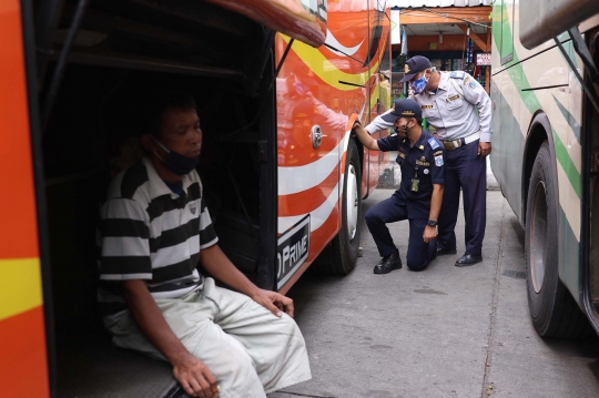 Petugas Dishub Sidak Keselamatan Bus di Terminal Kalideres