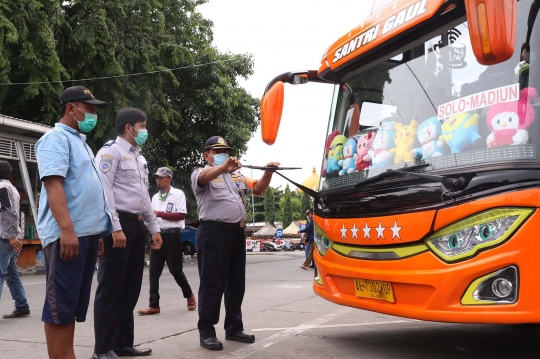 Petugas Dishub Sidak Keselamatan Bus di Terminal Kalideres