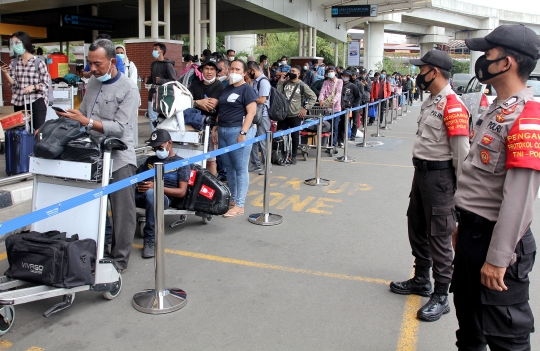 Antrean Rapid Test Antigen Mengular di Bandara Soekarno-Hatta