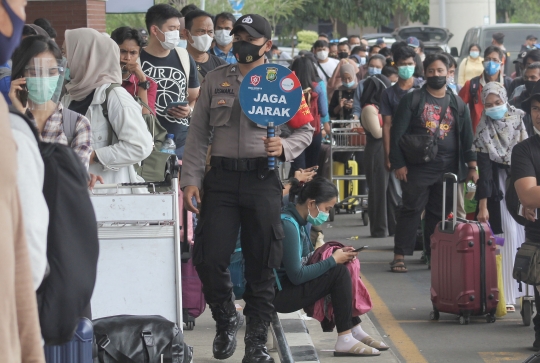 Antrean Rapid Test Antigen Mengular di Bandara Soekarno-Hatta