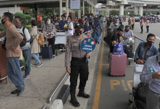 Antrean Rapid Test Antigen Mengular di Bandara Soekarno-Hatta