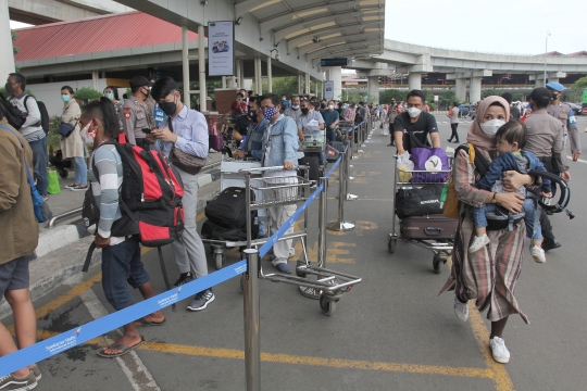 Antrean Rapid Test Antigen Mengular di Bandara Soekarno-Hatta