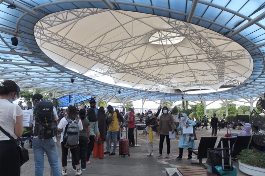 Antrean Rapid Test Antigen Mengular di Bandara Soekarno-Hatta