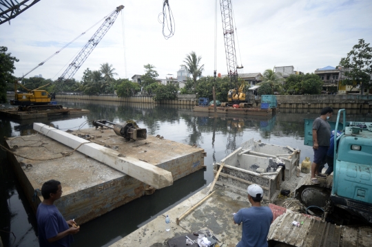 Pemasangan Turap Sungai untuk Antisipasi Banjir di Green Garden