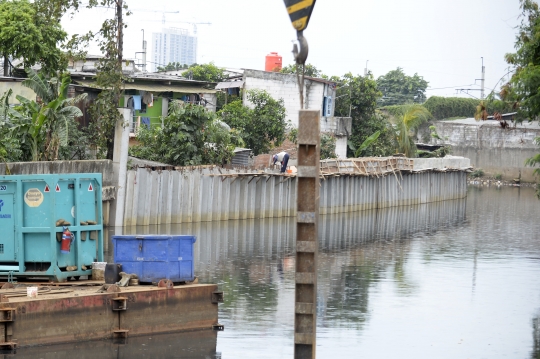 Pemasangan Turap Sungai untuk Antisipasi Banjir di Green Garden