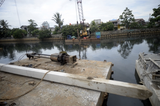 Pemasangan Turap Sungai untuk Antisipasi Banjir di Green Garden