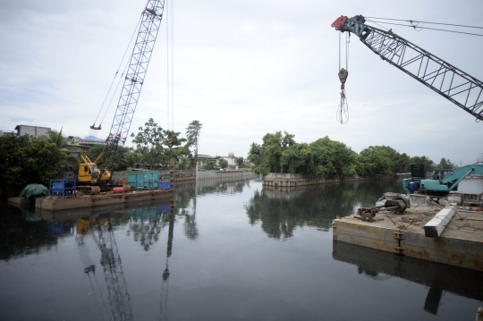 Pemasangan Turap Sungai untuk Antisipasi Banjir di Green Garden