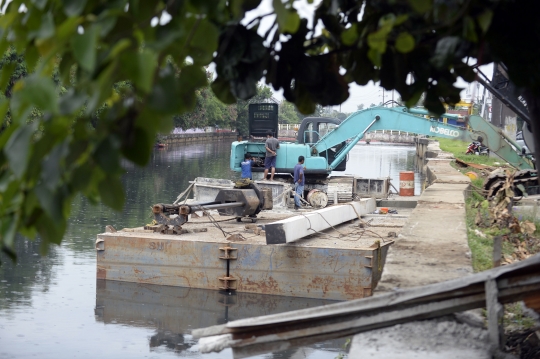 Pemasangan Turap Sungai untuk Antisipasi Banjir di Green Garden