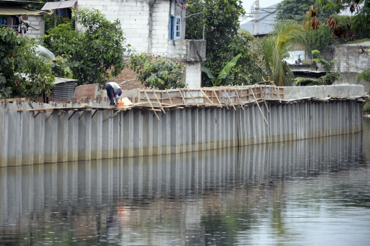 Pemasangan Turap Sungai untuk Antisipasi Banjir di Green Garden