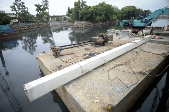 Pemasangan Turap Sungai untuk Antisipasi Banjir di Green Garden