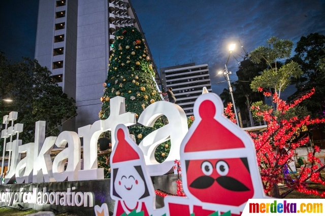 Foto : Pembuatan Pohon Natal 12 Meter Meriahkan Thamrin 10| merdeka.com