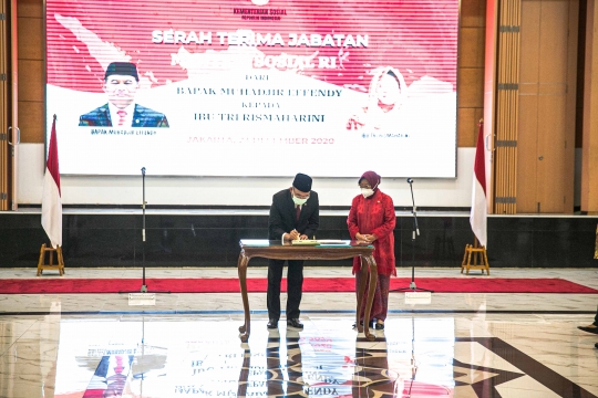 Tri Rismaharini Saat Sertijab Jadi Menteri Sosial