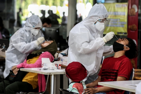 Calon Penumpang Kereta Mengikuti Rapid Antigen di Gambir