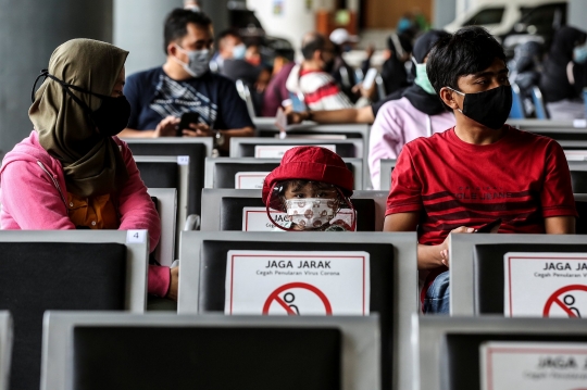 Calon Penumpang Kereta Mengikuti Rapid Antigen di Gambir