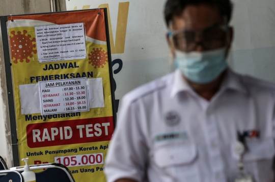 Calon Penumpang Kereta Mengikuti Rapid Antigen di Gambir