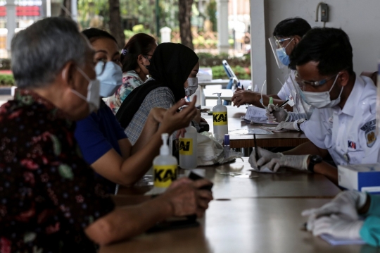 Calon Penumpang Kereta Mengikuti Rapid Antigen di Gambir