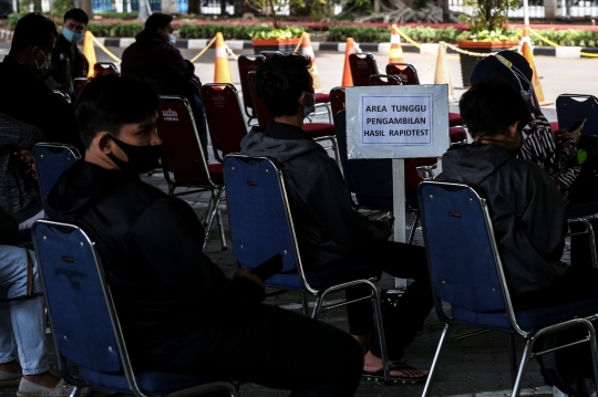 Calon Penumpang Kereta Mengikuti Rapid Antigen di Gambir