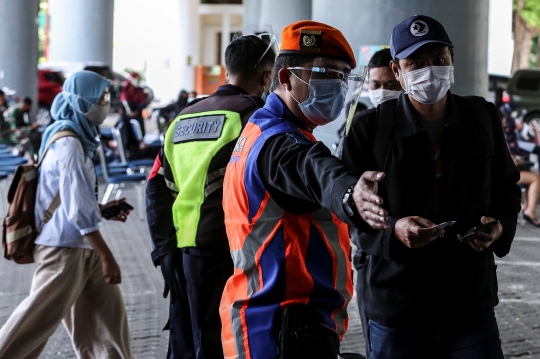 Calon Penumpang Kereta Mengikuti Rapid Antigen di Gambir